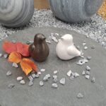 Oiseaux décoratifs en céramique blanc et bronze pour décoration intérieure ou extérieure.