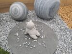Ours décoratif en ciment gris 10 × 8 × 10,5 cm pour décoration intérieure ou extérieure.
