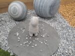Ours décoratif en ciment gris 8,5 × 8,5 × 17,5 cm pour décoration intérieure ou extérieure.