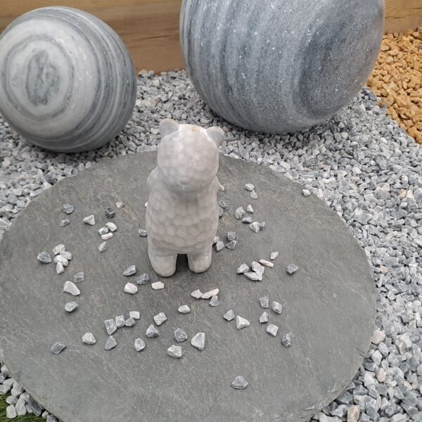 Ours décoratif en ciment gris 8,5 × 8,5 × 17,5 cm pour décoration intérieure ou extérieure.