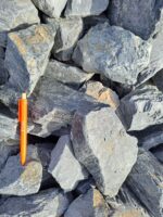 Roche à gabion gris bleuté — pierres décoratives naturelles pour remplissage de gabions et aménagement paysager.