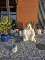 Statue gorille terrazzo blanc – décoration design pour intérieur et extérieur