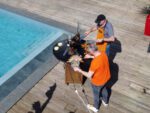 Vue d’ensemble d’un brasero extérieur avec accessoires de cuisson et espace convivial