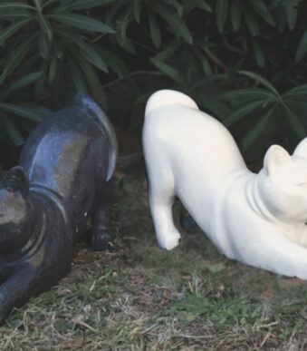 Statuette de chat assis au design épuré et géométrique, avec une finition effet terrazzo moucheté gris, noir et blanc.