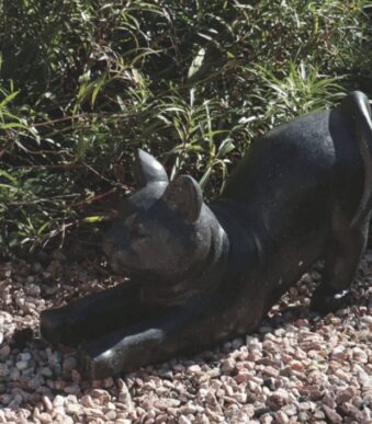 Statuette de chat assis au style minimaliste moderne, en résine effet terrazzo noir avec de fines mouchetures blanches, grises et dorées.
