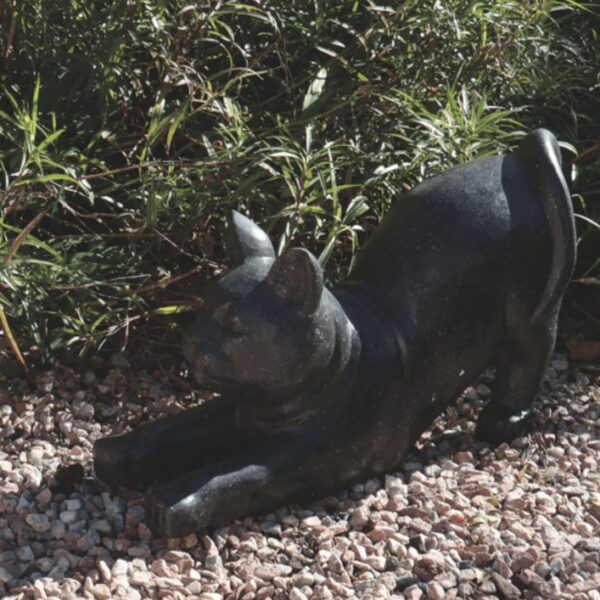Statuette de chat assis au style minimaliste moderne, en résine effet terrazzo noir avec de fines mouchetures blanches, grises et dorées.
