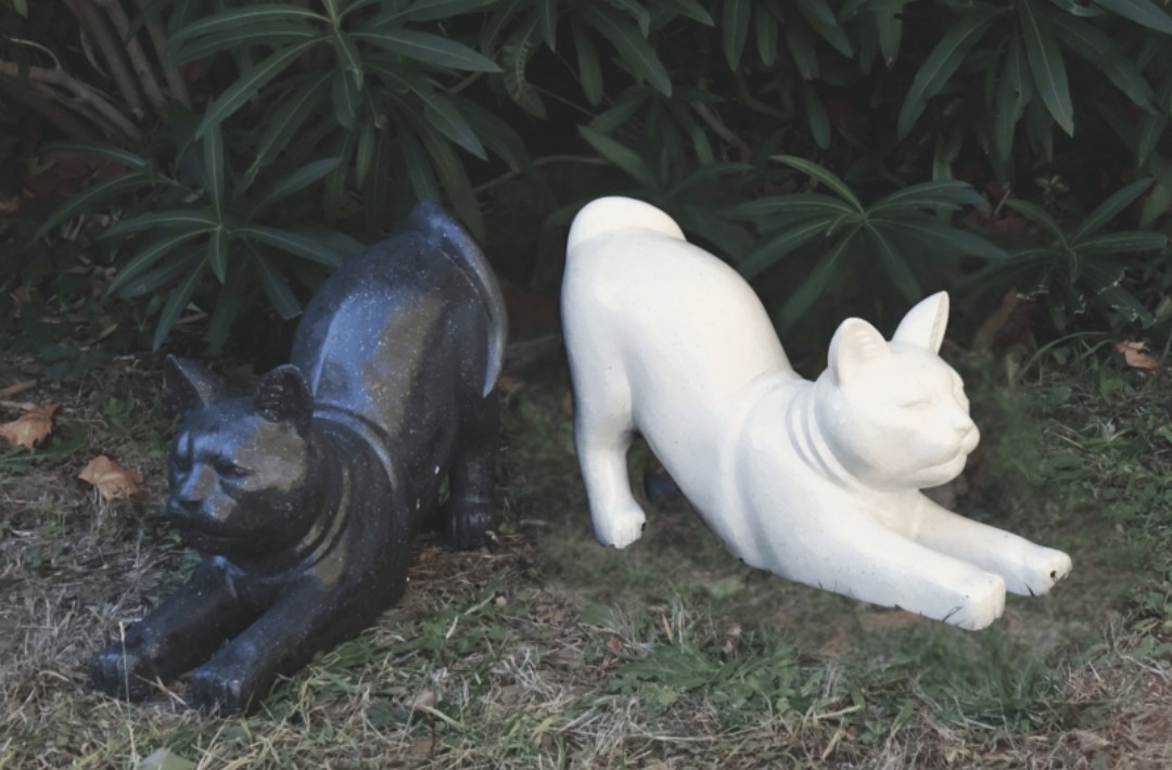 Chat décoratif Terrazzo Statuette de chat assis au design épuré et géométrique, avec une finition effet terrazzo moucheté gris, noir et blanc.