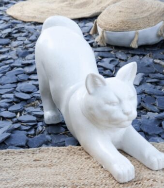 Statuette de chat assis au style minimaliste moderne, en résine effet terrazzo blanc avec de fines mouchetures grises et noires.