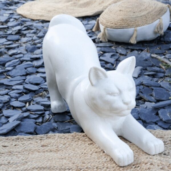 Statuette de chat assis au style minimaliste moderne, en résine effet terrazzo blanc avec de fines mouchetures grises et noires.