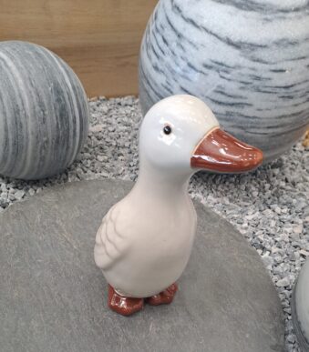 Canard décoratif en céramique pour la décoration intérieure.