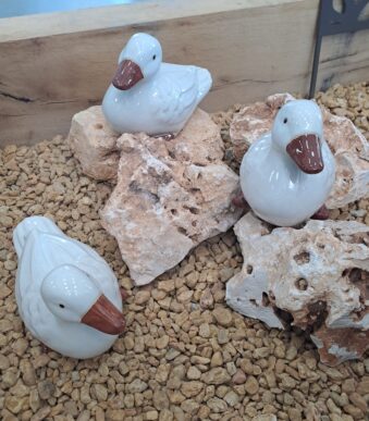 Canard décoratif en céramique au design élégant pour la décoration intérieure.