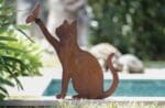 Statue de chat en métal rouillé avec papillon sur la patte sur socle 49 x 50 cm