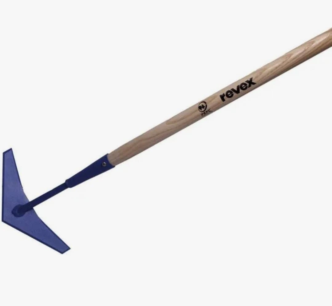 Désherbeur d'allées Revex Désherbeur d'allées Revex avec manche en bois, conçu pour éliminer les mauvaises herbes entre les dalles et sur les sols gravillonnés sans déplacer les graviers.