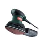 Multi ponceuse électrique utilisée pour le ponçage de surfaces en bois et travaux de finition.