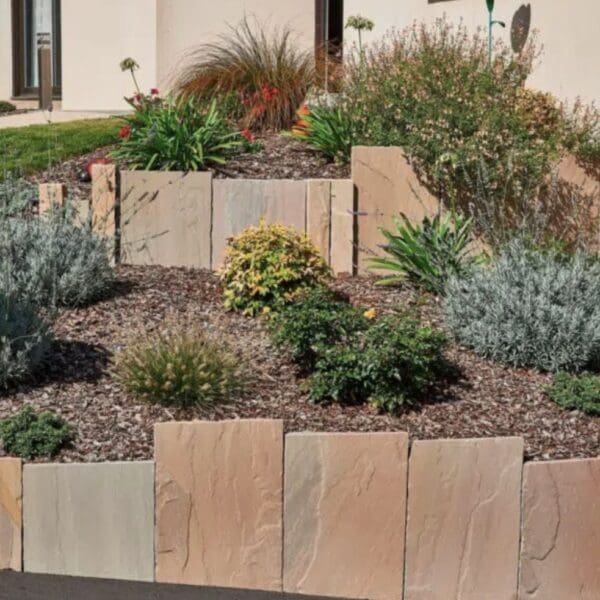Palis en grès multicolore naturel utilisé pour structurer un jardin et créer un aménagement paysager décoratif.