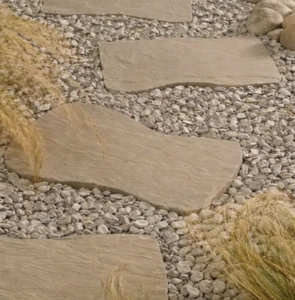 Pas Japonais en Grès Multicolore – Cheminement naturel pour jardin Pas japonais en grès multicolore naturel disposé dans un jardin paysager pour créer une allée décorative et fonctionnelle.