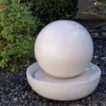 Sphère jeu d’eau en terrazzo blanc diamètre 40 cm avec plateau pour fontaine de jardin