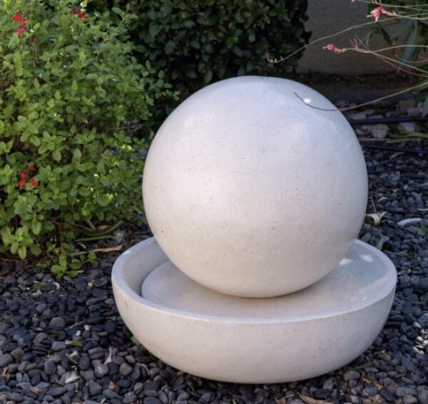 Sphère jeu d’eau en terrazzo blanc diamètre 40 cm avec plateau pour fontaine de jardin