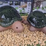 Tortue décorative en céramique verte Milo pour la décoration intérieure ou extérieure abritée.