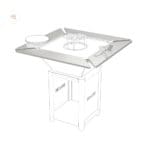 Tour de brasero carré Brazir 640 en acier inoxydable installé autour d'un brasero-plancha pour offrir un espace de pose et renforcer la sécurité.