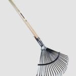 Balai bi-matière fil plat EM Revex avec manche en bois pour ramasser les feuilles et l’herbe coupée