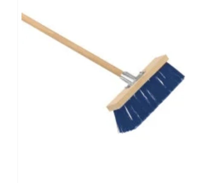 Balai cantonnier REVEX 32 cm manche bois Balai cantonnier REVEX 32 cm avec manche en bois pour balayer les déchets, gravillons et poussières sur les sols extérieurs.