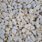 Galet décoratif en marbre blanc rosé de calibre 12 à 18 mm, idéal pour les massifs, jardinières et aménagements paysagers.