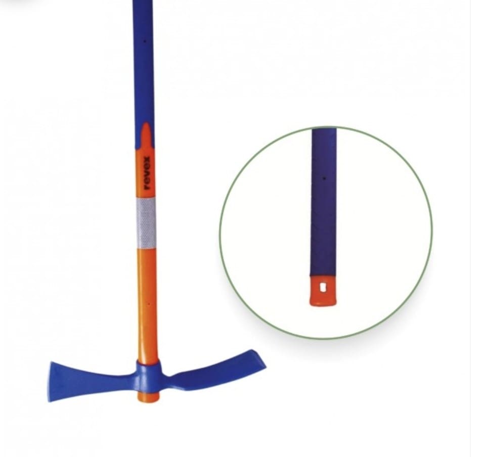 inovex pioche hache 2,5 kg EM TRI MAT Pioche hache Inovex Revex 2,5 kg avec manche tri-matière de 90 cm pour creuser, décroûter les sols et couper les racines.