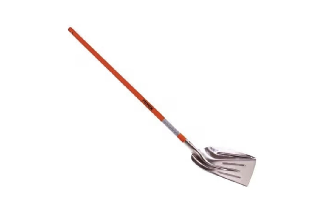 Pelle de manutention REVEX manche résine tri-matière Pelle de manutention REVEX avec manche en résine tri-matière pour transporter la terre, le sable, les gravillons et autres matériaux.