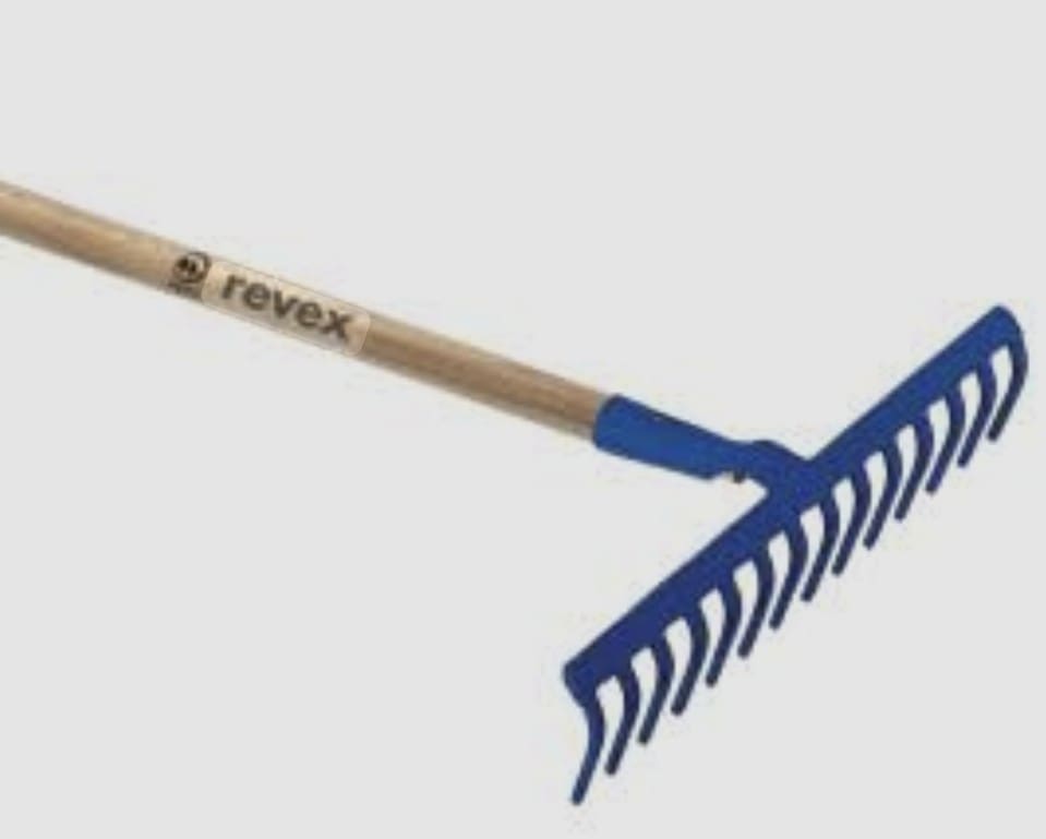 Râteau douille forgée 14 dents droites Revex avec manche bois Râteau Revex à douille forgée 14 dents droites avec manche en bois, idéal pour ameublir, niveler et nettoyer les sols.