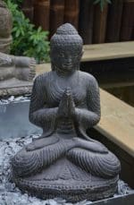 Statue de Bouddha assis en position de salutation